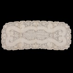 CAMA E MESA, um (1) caminho, confeccionado em linho, bordado em crivo floral e geométricos, medindo 97 x40 cm, possui manchas, sinais de uso, vide foto.