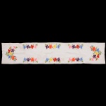 CAMA E MESA, um (1) caminho, confeccionado em algodão com bordado floral policromado, medindo 190 x 40cm, possui manchas, sinais de uso, vide foto.