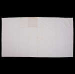 CAMA E MESA, uma (1) toalha retangular, confeccionada em tecido misto na tonalidade branca, bordadoindustrial, acabamento em ponto ajur, medindo 223 x 137 cm, possui manchas, sinais de uso, vide foto.