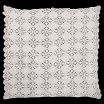 CAMA E MESA, uma (1) toalha quase quadrangular, confeccionada em crochê de linha branca, medindo 183 x181 cm, possui manchas, sinais de uso, vide foto.