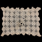 CAMA E MESA, uma (1) toalha retangular, confeccionada em crochê de linha creme, medindo 180 x 140 cm,possui manchas e furo (demanda restauro), sinais de uso, vide foto.