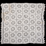 CAMA E MESA, uma (1) toalha quase quadrangular, confeccionada em crochê de linha branca, medindo 203 x197 cm, possui manchas, sinais de uso, vide foto.