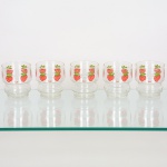 VIDRO, cinco (5) copos acopláveis, incolores e translúcidos, ornamentação esmaltada representando morangosnas tonalidades vermelha e verde, marca DURATS, medindo 8,5 cm altura, sinais de uso, vide foto.