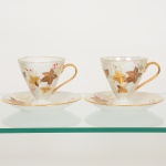 PORCELANA, par (2) xícaras para chá ou café, ornamentação pintada a mão representando parras sobre fundonacarado, arremates a ouro, Atelier em Teresópolis, ideais para coleção de cristaleira, vide foto.