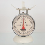 EQUIPAMENTO DE COZINHA, uma (1) balança com capacidade para 2 kg, marca BRANDANT, falta o prato,medindo 25,5 cm altura, sinais de uso, vide foto.