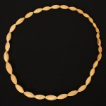 BIJUTERIA, um (1) colar com contas em marfim ou osso, medindo 62 cm comprimento, sinais de uso, vide foto.