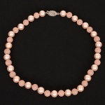 BIJUTERIA, uma (1) gargantilha com contas esféricas intercaladas em vidro e nacaradas, tonalidade rosa, fechoem metal prateado com marca de origem Maiorca, medindo 48 cm comprimento, sinais de uso, vide foto.