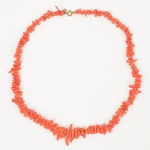 JOIA, uma (1) gargantilha confeccionada com espículas de coral da Sardenha, fecho em metal dourado do tipoboia, medindo 46 cm comprimento, sinais de uso, vide foto.