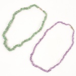 BIJUTERIAS, duas (2) gargantilhas distintas confeccionadas com contas irregulares de ametista e quartzo verde,ambas com fechos rosqueáveis em metal prateado, medindo a maior 46 cm comprimento, usadas, vide foto.