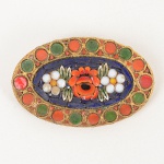 BIJUTERIA, um (1) broche em metal dourado com micro mosaico floral em pedras variadas, medindo 5 x 3 cm,sinais de uso, vide foto.