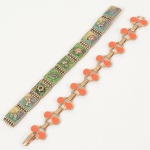 BIJUTERIAS, duas (2) pulseiras confeccionadas em metal: 1 dourada com esmalte na tonalidade laranja, medindo18,5 cm comprimento; 1 prateada, elástica, partida, elos com esmaltação na tonalidade verde, medindo 17,5 cmcomprimento, ambas com sinais de uso, vide foto.