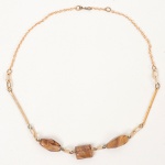 BIJUTERIA, uma (1) gargantilha confeccionada com contas em vidro mesclado, monture em metal dourado,medindo 34 cm comprimento, sinais de uso, vide foto.