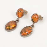 JOIA, par (2) brincos confeccionados em PRATA, contrastados 925 milésimos, cabochões em vidro, medindo 3cm, peso total aproximado 4,2 gr., sinais de uso, vide foto.