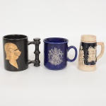 PORCELANA, três (3) canecas souvenires, sendo: 1 alemã com ornamentação relevada em cena do gênero e alegenda GIBFE KOA SUND, fundo azul cobalto, marca de origem West Germany (Alemanha Comunista) em cavo,medindo 11 cm altura; 1 inglesa ornada com elmo do Rei Henrique VIII de 1515, cujo original encontra-se na Torre deLondres; 1 comemorativa ao casamento do Príncipe com a Princesa Diana em 29 Julho 1981, tonalidade azul, fundocom marca de origem Made in England, ideais para coleção de cristaleira, vide foto.