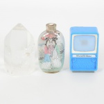DIVERSOS, três (3) itens: 1 cristal de quartzo natural, medindo 6,5 cm altura, com jaças e inclusões; 1 snuffbottle, confeccionado em vidro, esmaltação representando gueixas em policromia, falta a tampa, parte dela quebrada epresa ao gargalo, medindo 6,5 cm altura; 1 fotografia representando paisagem, dentro de televisão miniatura empolímero, propaganda da Relojes Galli, Made in Germany, medindo 6 cm altura, todos os itens com sinais de uso, videfoto.