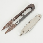 CUTELARIA, dois (2) itens: 1 canivete confeccionado em aço, com propaganda da Empresa de Transportes Rio - Minas Ltda., manufatura CORNETA (uma das pioneiras em cutelaria no Brasil, fundada pelos irmãos Berg, comtradição no ramo desde 1787 na Alemanha, começou as atividades comerciais no Brasil em 1902 e passou a fabricaraqui a partir de 1932, sofreu intervenção em 1943 devido a Segunda Guerra e a partir de 1948 tornou-se 100%nacional), medindo fechado 7 cm; 1 podador de galhos para fazer mudas, portátil, sinais de oxidação, medindo 10,5 cm,ambos com sinais de uso, vide foto.