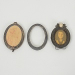 FOTOGRAFIA, três (3) itens: 1 porta-retratos oval, confeccionado em metal, ornamentação relevada emelementos vegetalistas, encimado por laçarote e imitação de pérola, medindo 5,5 x 4 cm; 1 porta-retratos oval, liso,confeccionado em metal, medindo 5,5 x 4 cm; 1 aro para porta-retratos oval, confeccionado em metal, medindo 5,5 x 4cm, todos os itens com sinais de uso, vide foto.
