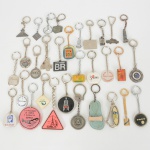 COLECIONISMO, mais de trinta (+30) chaveiros de diversos modelos, materiais e períodos, quase todos compropaganda, vide foto.