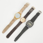 RELÓGIOS, três (3) de pulso distintos: 1 da marca LEVIS, mecânico, a corda, com 17 rubis, algarismos arábicos,caixa em metal dourado, medindo 28 cm diâmetro, pulseira em tecido com bastantes sinais de uso, demandasubstituição, encontra-se parado; 1 digital, marca CASIO (Casio Computer Company Ltda (Kashio Keisanki KabushikiGaisha), fundada em 1946 pelo engenheiro Tadao Kashio, em Shibuya, Tóquio, Japão, atualmente conhecidamundialmente pelos seus produtos eletrônicos, mas curiosamente seu primeiro produto foi o cachimbo Yubiwa, quepermitia encaixar um cigarro aceso; em 1949 com o lucro do cachimbo passou a investir e desenvolver calculadoras; em1957 passou a ter o nome atual), alarme, cronógrafo, modelo F-82, medindo 35 x 35 mm; 1 da marca SWATCH(fundada em 1983 por Ernst Thomke; Elmar Mock e Jacques Müller; atualmente é uma subsidiária do Grupo Swatch),algarismos arábicos, possui calendário, falta a bateria, todos usados, não testados e sem garantia, vide foto.