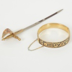 DIVERSOS, dois (2) itens em metal dourado, souvenires de TOLEDO: 1 espada miniatura; 1 pulseira, medindo amaior peça 16 cm comprimento, ambos com pequenas falhas, vide foto.