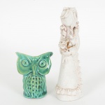 PORCELANA E CERÂMICA, dois (2) itens: 1 vaso representando coruja, tonalidade verde, medindo 8,5 cmaltura; 1 escultura figurativa, representando menina com buque de flores, assinatura em cavo não identificada, possuicraquelê, pequenas perdas e defeitos, medindo 18,5 cm altura, vide foto.