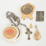 240) ARTE SACRA, seis (6) itens: 1 terço confeccionado em metais variados e madeira, acondicionado em estojo depolímero; 1 medalha uniface da Basilique Du S. C. De Montmartre, fixada sobre suporte em polímero nacarado e torto;1 medalha de São Cristóvão; 2 medalhas de Nossa senhora; 1 placa metálica do Senhor do Bonfim, vide foto.