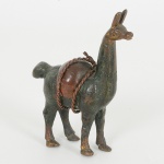 ESCULTURA, uma (1) miniatura animalista representando Lhama encilhada, confeccionada em bronze maciço,medindo 7,5 cm altura, vide foto.