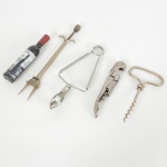 DIVERSOS, cinco (5) itens: 3 abridores de garrafa distintos; 1 garfo para picles; 1 garra para degustação deescargot, medindo a maior peça 18,5 cm comprimento, todos com sinais de uso, vide foto.