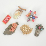 BIJUTERIAS, seis (6) broches distintos, confeccionados em materiais variados: metal dourado e prateado,imitação de pérola, contas facetadas irizadas, polímero, etc., todos com sinais de uso, vide foto.