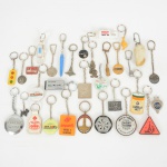 COLECIONISMO, mais de trinta (+30) chaveiros de diversos modelos, materiais e períodos, quase todos compropaganda, vide foto.