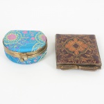 ACESSÓRIOS FEMININOS, dois (2) itens: 1 porta joia com espelho interno, forrado em tecido estampado,monture em bronze, medindo 7 x 6 x 3 cm; 1 trousse com espelho interno, confeccionada em bronze com forração emcouro pirografado, medindo 8 x 6,5 cm, ambos com sinais de uso, vide foto.