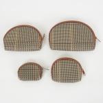 ACESSÓRIOS FEMININOS, quatro (4) bolsas acopláveis, fechamento com zíper, confeccionadas em materialsintético, medindo 20 x 14 cm; 16,5 x 12,5 cm; 12,5 x 10,5 cm e 10 x 7,5 cm, vide foto.