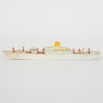 COLECIONISMO, um (1) navio miniatura, confeccionado em metal, marca TRI-ANG, Made in England, modelo720 R.M.S. ARAGON, medindo 15 cm comprimento, vide foto.