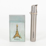 COLECIONISMO, dois (2) isqueiros distintos a gás: 1 souvenir de Paris, medindo 6 cm, confeccionado em metalprateado, sinais de azinhavre; 1 com propaganda da HONEST, confeccionado em aço, medindo 8,5 cm, ambos usados,não testados e sem garantia.