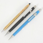 COLECIONISMO, três (3) itens: 1 caneta da marca CROSS, marca possessória SÉRGIO gravada; 2 lapiseirasdistintas, uma de 0,5 mm da marca DENBEL e outra de 0,7 mm da marca DESART, todos os itens usados, não testadose sem garantia, vide foto.