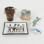 DIVERSOS, cinco (5) souvenires distintos: 1 cinzeiro em vidro de Antígua, esmaltação figurativa, medindo 12 x10 cm; 1 em porcelana representando mapa com pontos turísticos portugueses, medindo 11 x 4 cm; 1 representandotamanco, origem Holanda, confeccionado em porcelana pintada a mão na técnica blue and white, medindo 5,5 cm; 1caixa com tampa, confeccionada em resina policromada, representando pontos turísticos de Paris, quebrado na borda datampa, medindo 6 cm diâmetro; 1 cinzeiro confeccionado em madeira torneada, formato de balde, origem Vitória, ES,vide foto.