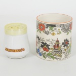 PORCELANA E FAIANÇA, dois (2) itens: 1 polvilhador com propaganda da MAIONEGG S, medindo 6 cmaltura; 1 copo com ornamentação dita chinoire, policromado, manufatura ROYAL NORFOLK, Staffordshire, England,medindo 8 cm altura, vide foto.