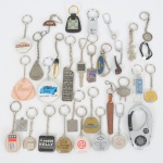 COLECIONISMO, mais de trinta (+30) chaveiros de diversos modelos, materiais e períodos, quase todos compropaganda, vide foto.