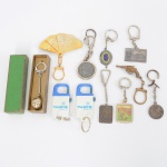 COLECIONISMO, onze (11) chaveiros diversos: 1 com medalha de napoleão Bonaparte; 4 de CompanhiasAéreas; 1 souvenir da Itália; 1 representando revolver; 1 com brasão do Exército Brasileiro; 1 do Monumento dosPracinhas; 1 holográfico com motivo de futebol; 1 da Exposição de Portugal em homenagem ao IV Centenário daCidade do Rio de Janeiro, quase todos com sinais de uso, vide foto.