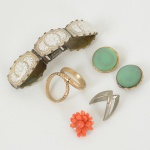 BIJUTERIAS, seis (6) itens: 2 (par) brincos de pressão; 1 pulseira; 1 brinco descasado; 2 pingentes,confeccionados em materiais variados: metal dourado e prateado; coral ou símile; polímero; etc., todos os itens comsinais de uso, vide foto.