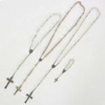 ARTE SACRA, quatro (4) itens: 3 terços e 1 dezena, confeccionados em materiais variados: metal dourado,bronze, vidro facetado, etc., um terço partido e com perdas, todos os itens com sinais de uso, medindo o maior 46 cm,vide foto.