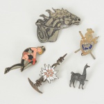 BIJUTERIAS, cinco (5) broches distintos, confeccionados em metal dourado e prateado, três deles com esmalte,vide foto.