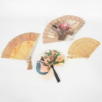 DIVERSOS, quatro (4) leques distintos confeccionados em materiais variados: polímero, metal, madeira, tecido,etc., alguns no estado, medindo o maior fechado 25 cm, vide foto.