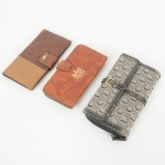 ACESSÓRIOS FEMININOS, três (3) antigas carteiras: 1 confeccionada em couro, marca SQUIRE, Made inEngland, medindo 16,5 x 8,5 cm; 1 confeccionada em couro, Indústria Argentina, medindo 17,5 x 9,5 cm; 1confeccionada em couro e tecido, marca CLC, medindo 19 x 10,5 cm, todas com bastantes sinais de uso, possuemdefeitos, vide foto.