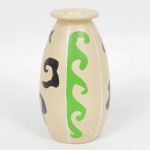 CERÂMICA, um (1) vaso decorativo, pintado a mão em policromia, selo do Atelier L C JOÃO, medindo 23 cmaltura, vide foto.