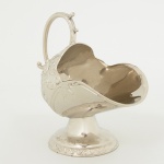 METAL PRATEADO, um (1) porta brasas para acender lareira e forno a lenha, ornamentação relevada em rosas,medindo 14,5 cm altura, sinais de uso, vide foto.