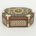 DIVERSOS, uma (1) caixa com marchetaria em madrepérola, marfim ou símile, ébano, etc., geometrizada, formatohexagonal, interior com forração em papel camurça, medindo 11,5 cm comprimento, sinais de uso, vide foto.
