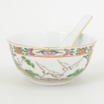 PORCELANA CHINESA, dois (2) itens: 1 tigela e 1 concha, ornamentação policromada representando grous eelementos vegetalistas, além de caracteres, arremates com frisos a ouro, medindo 11,5 cm diâmetro, vide foto.