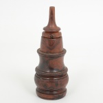 DIVERSOS, um (1) paliteiro confeccionado em madeira torneada de jacarandá, medindo 15 cm altura, sinais deuso, vide foto.