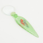 DIVERSOS, uma (1) lupa com cabo em MURANO, tonalidade verde com pó de prata e sulfitos coloridos em flores,medindo 15 cm comprimento, vide foto.